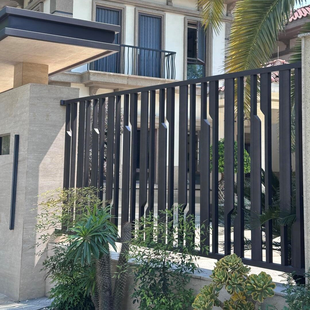 Modern Modular Aluminum Privacy Fence Panels Vertical Metal Slat Garden Fence for Outdoor Courtyard