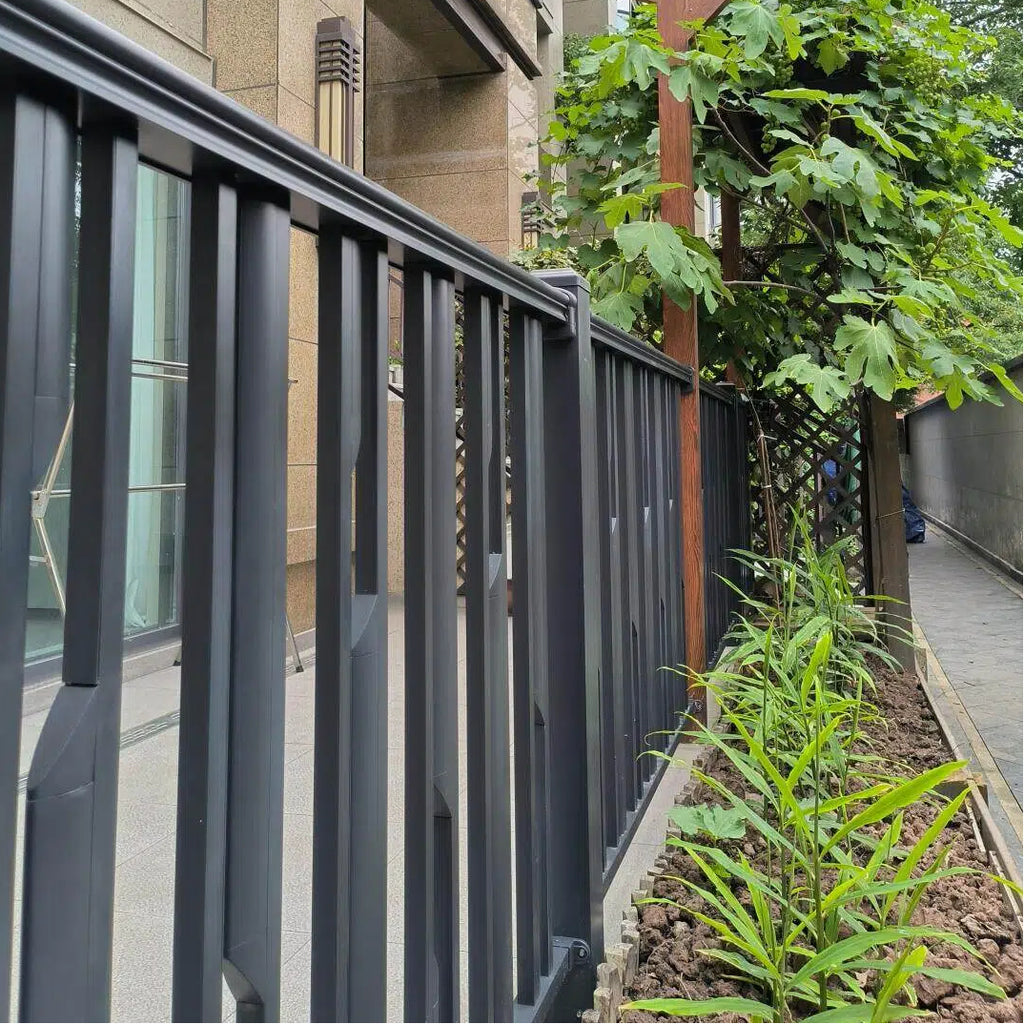 Modern Modular Aluminum Privacy Fence Panels Vertical Metal Slat Garden Fence for Outdoor Courtyard