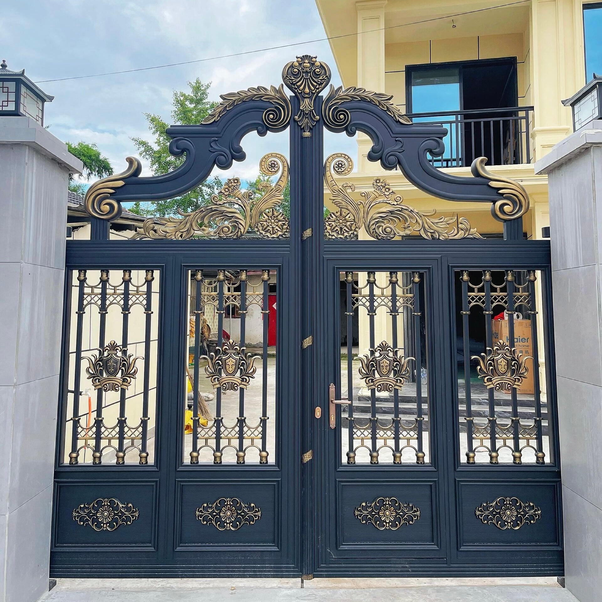 Rust Proof Aluminum Alloy Double Swing Gate European Cut Out Style with Side Pedestrian Gate for Villa Yard