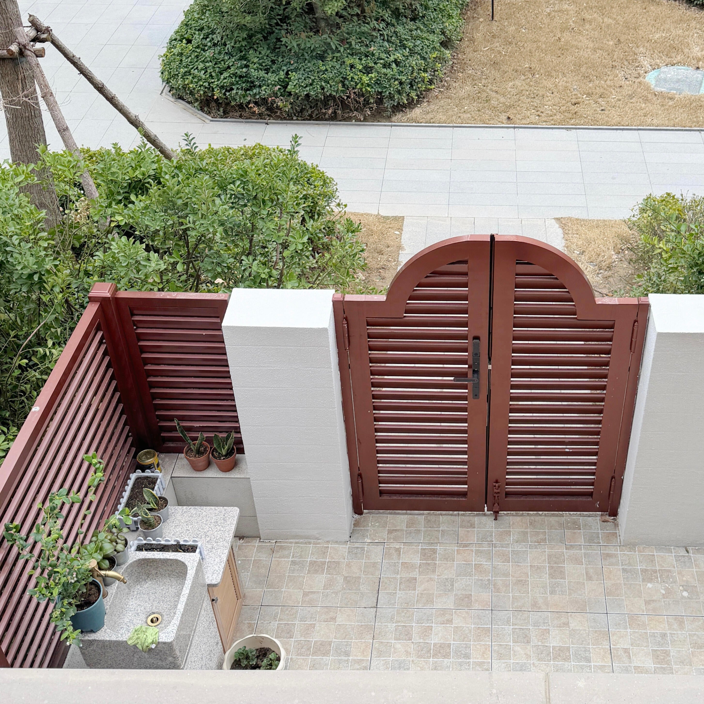 Brown Powder Coated Aluminum Fence Panels Horizontal Slat Outdoor Rust Proof Easy Assembly Privacy Fence for Garden Villa