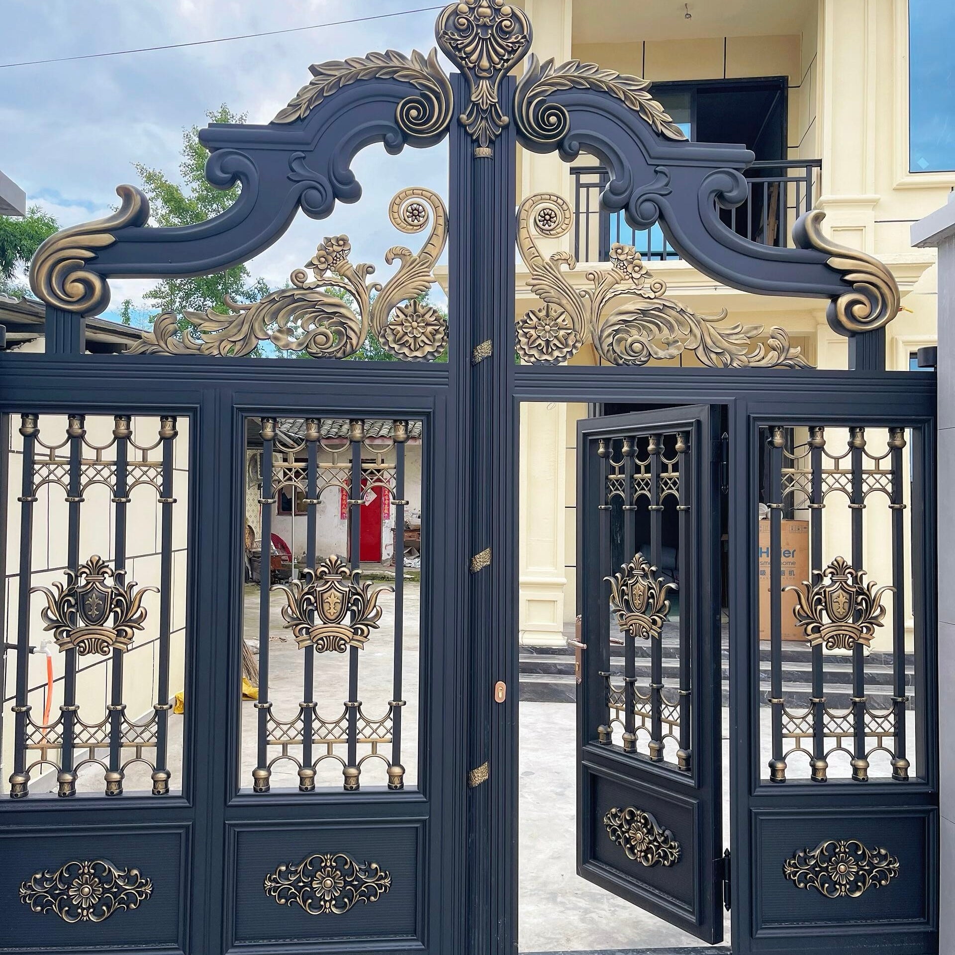 Rust Proof Aluminum Alloy Double Swing Gate European Cut Out Style with Side Pedestrian Gate for Villa Yard