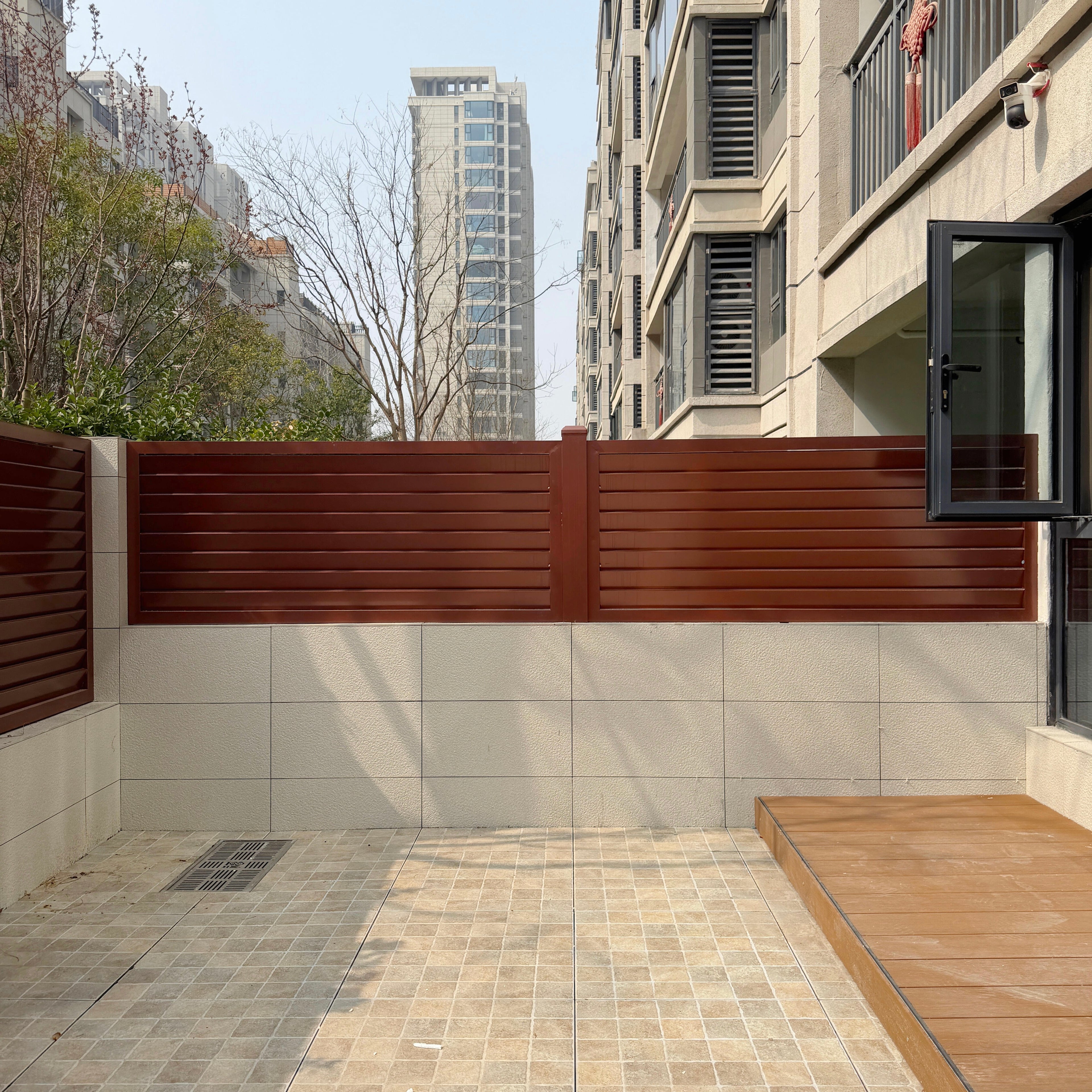 Brown Powder Coated Aluminum Fence Panels Horizontal Slat Outdoor Rust Proof Easy Assembly Privacy Fence for Garden Villa