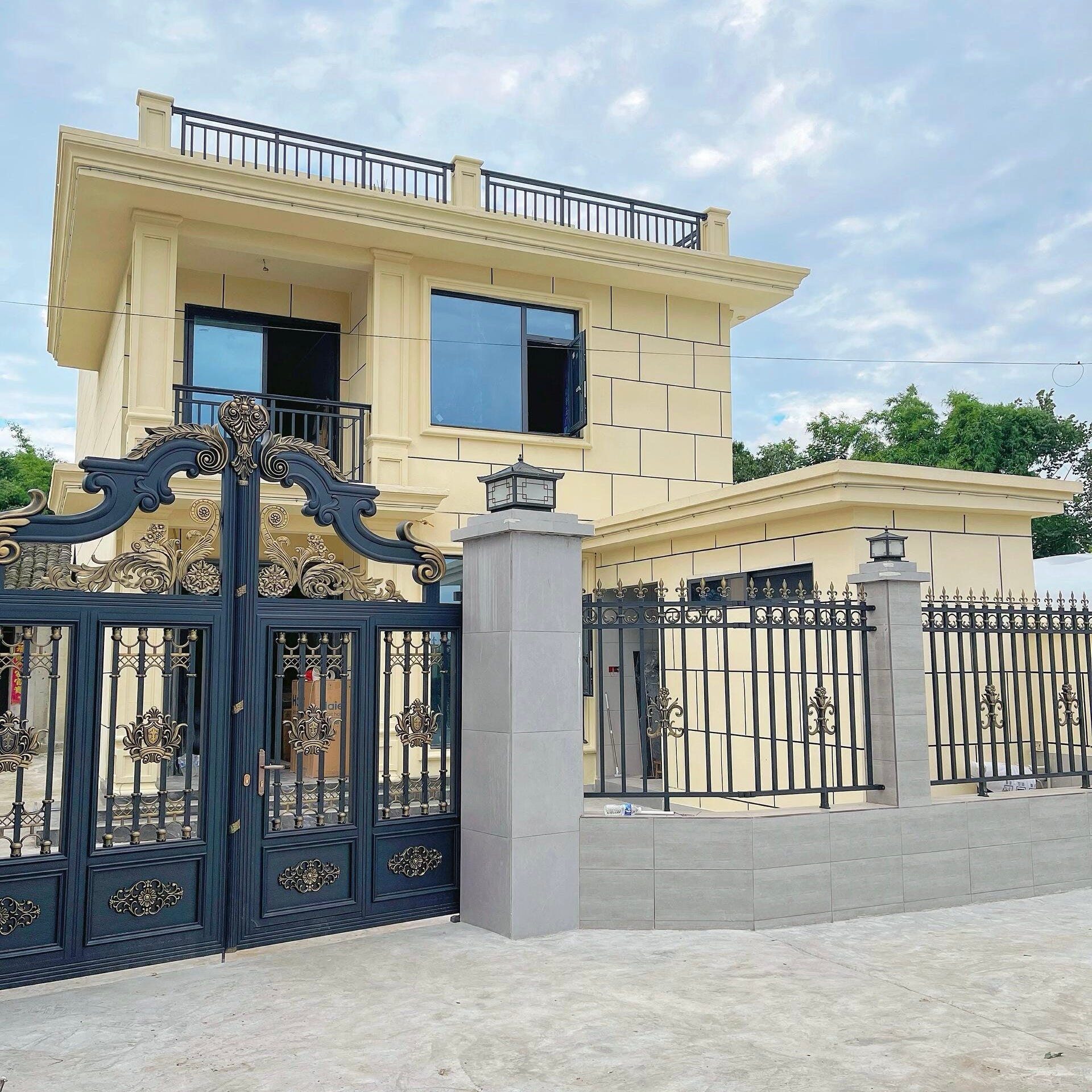 Rust Proof Aluminum Alloy Double Swing Gate European Cut Out Style with Side Pedestrian Gate for Villa Yard