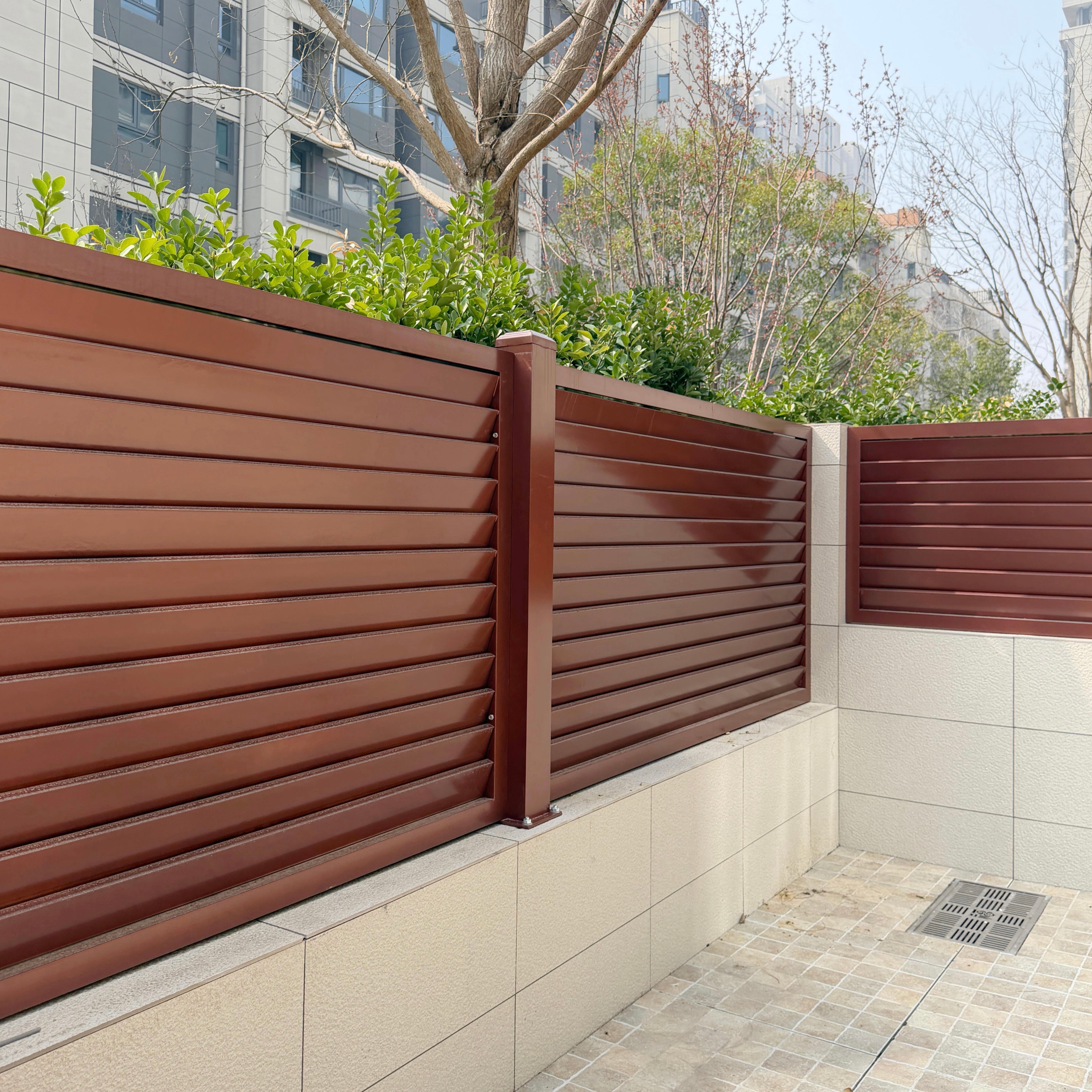 Brown Powder Coated Aluminum Fence Panels Horizontal Slat Outdoor Rust Proof Easy Assembly Privacy Fence for Garden Villa