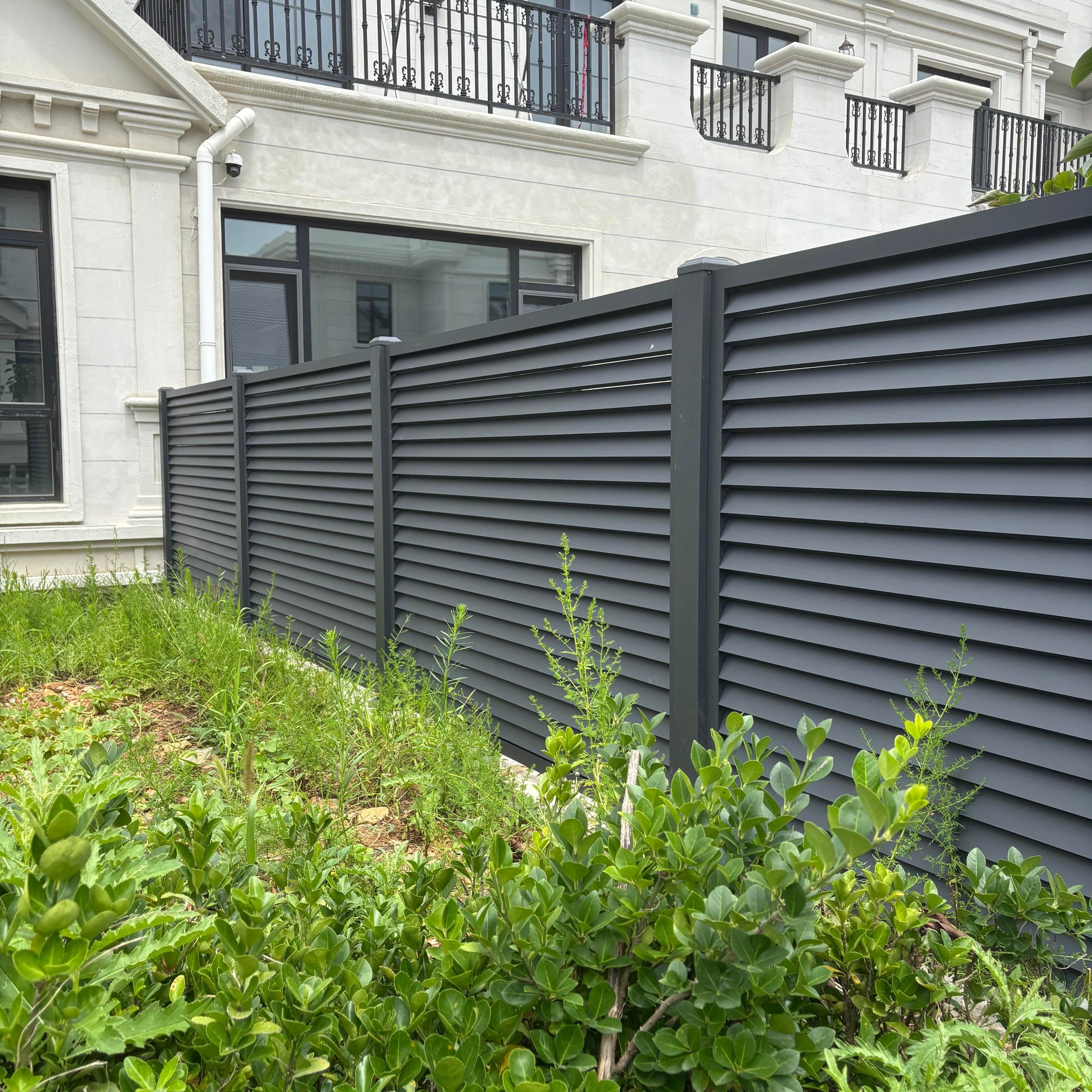 Easy Assembly Aluminum Fence Maintenance-Free Horizontal Slat Fencing with Anti-Rust Coating for Villa and Garden