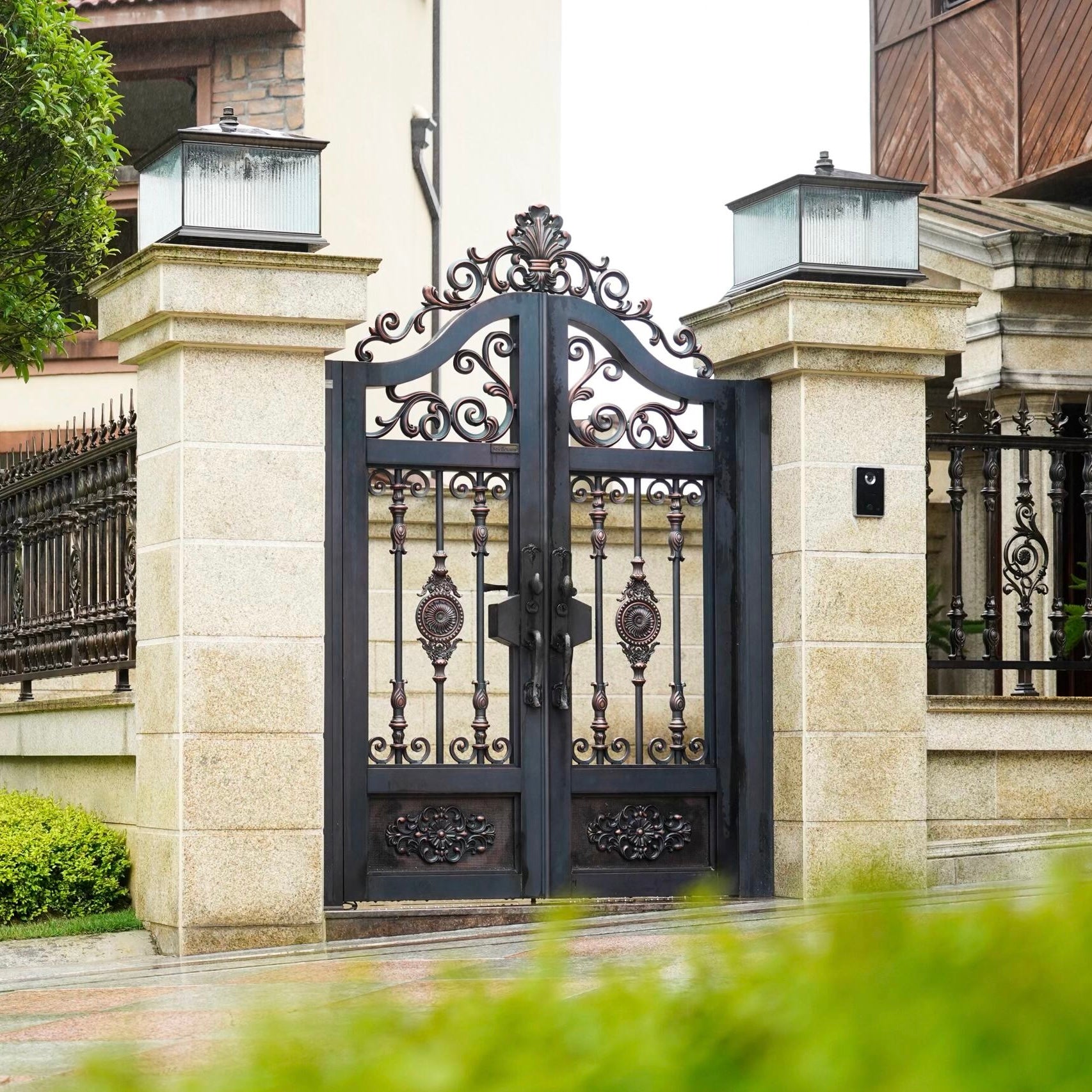 Exquisite Craftsmanship Aluminum Double Swing Gate European Cut Out Style for Courtyard Entry Weather Resistant Long Life