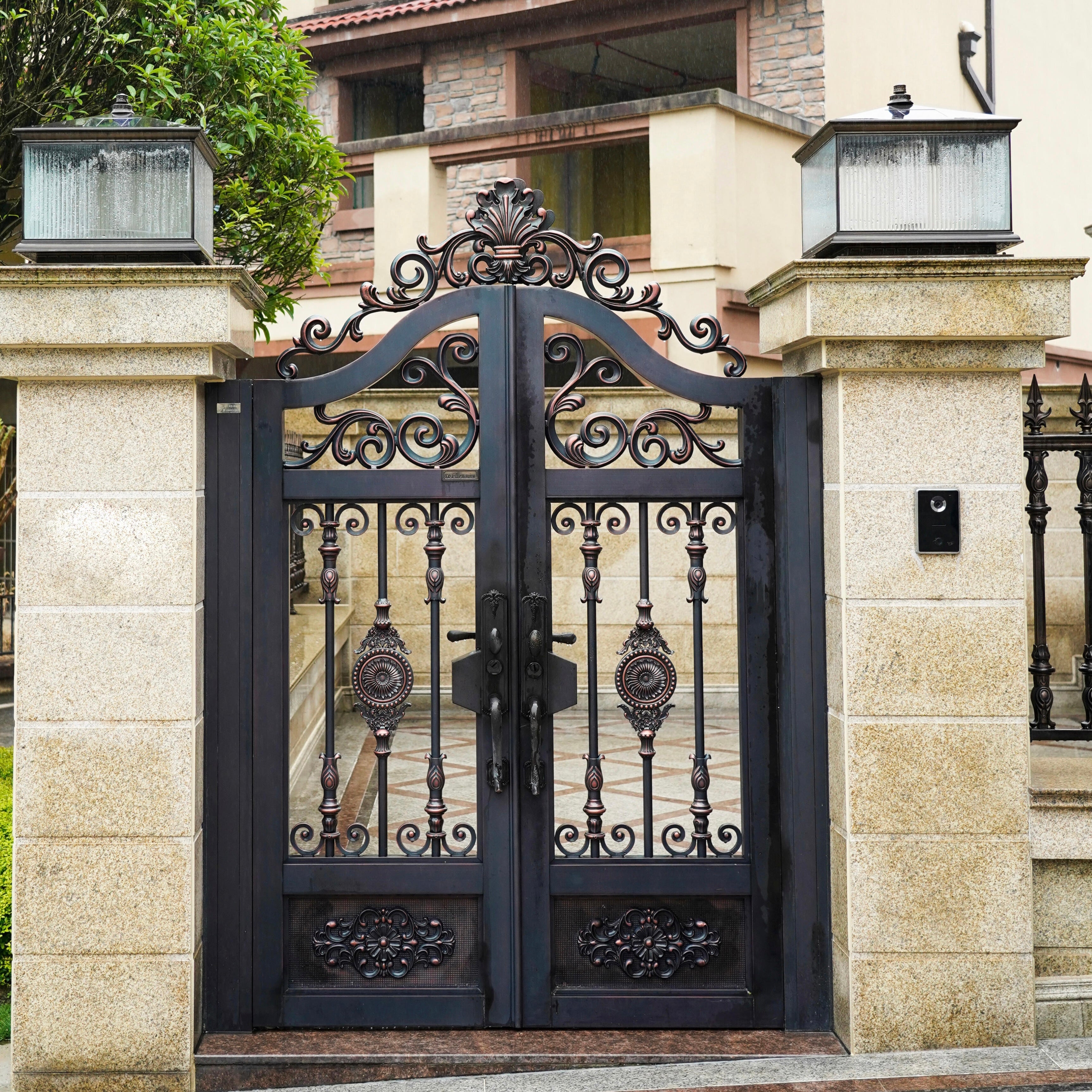 Exquisite Craftsmanship Aluminum Double Swing Gate European Cut Out Style for Courtyard Entry Weather Resistant Long Life