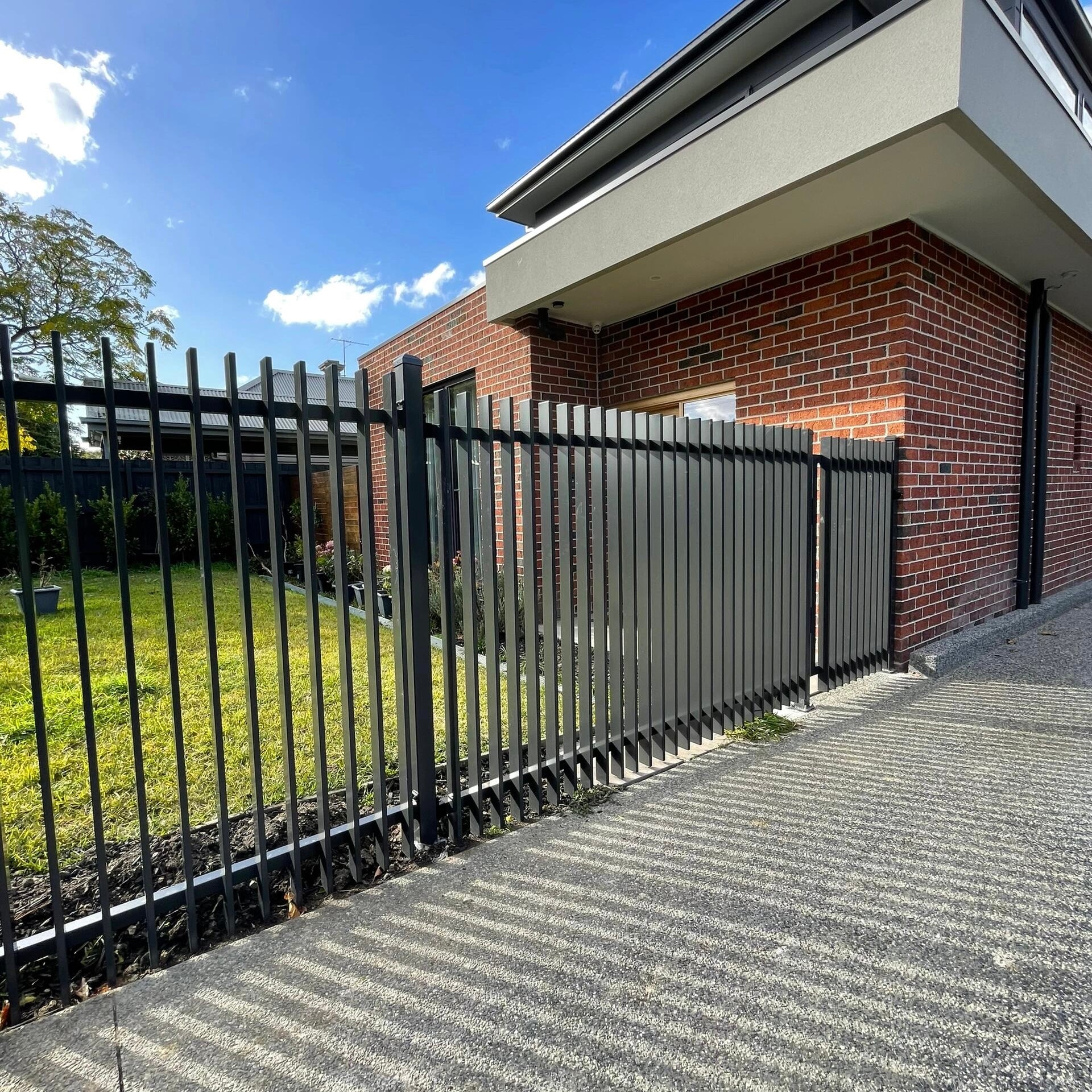 Modern Aluminum Vertical Blade Fence Powder Coated Fence Panel Anti-Climb Security Fence for Garden Courtyard