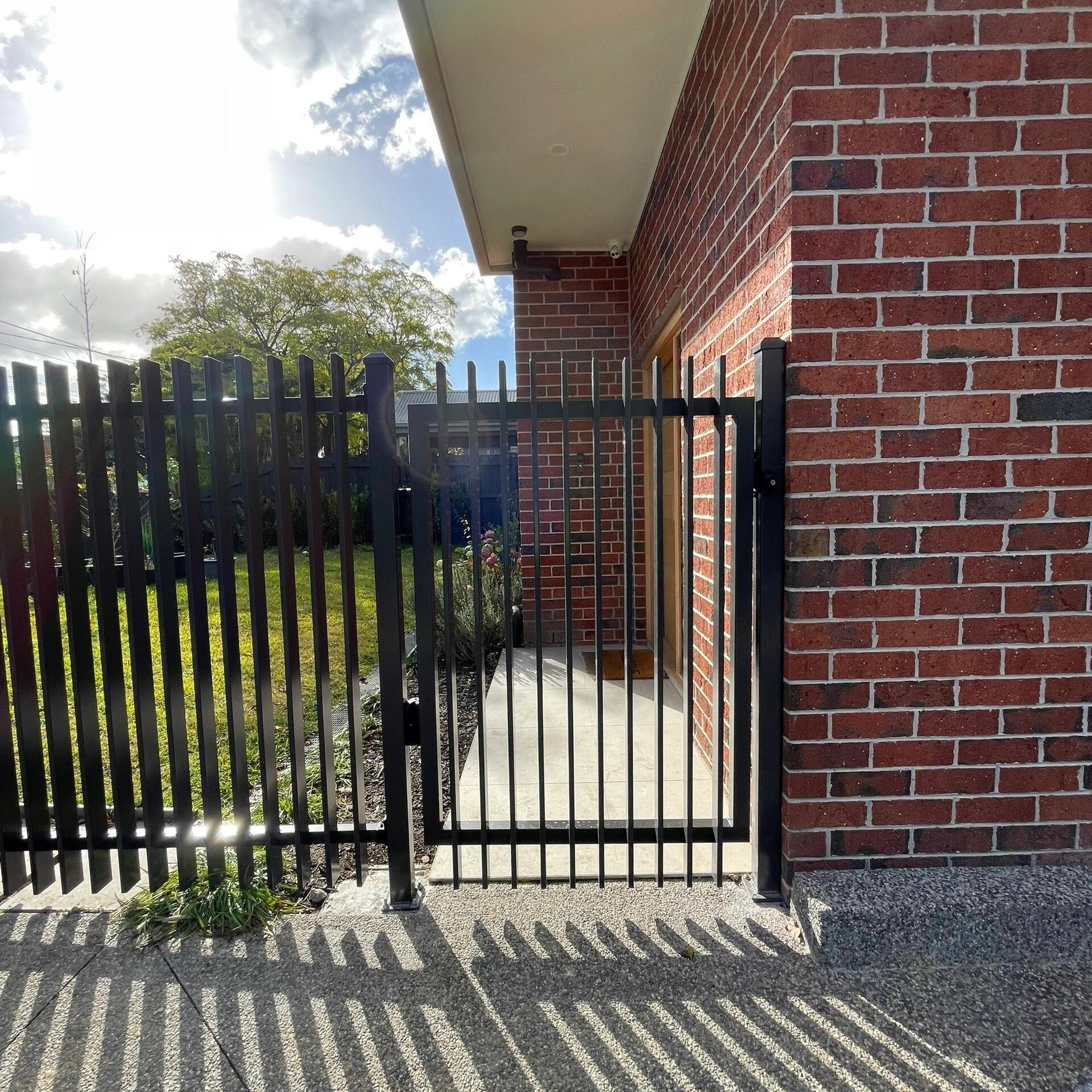 Modern Aluminum Vertical Blade Fence Powder Coated Fence Panel Anti-Climb Security Fence for Garden Courtyard