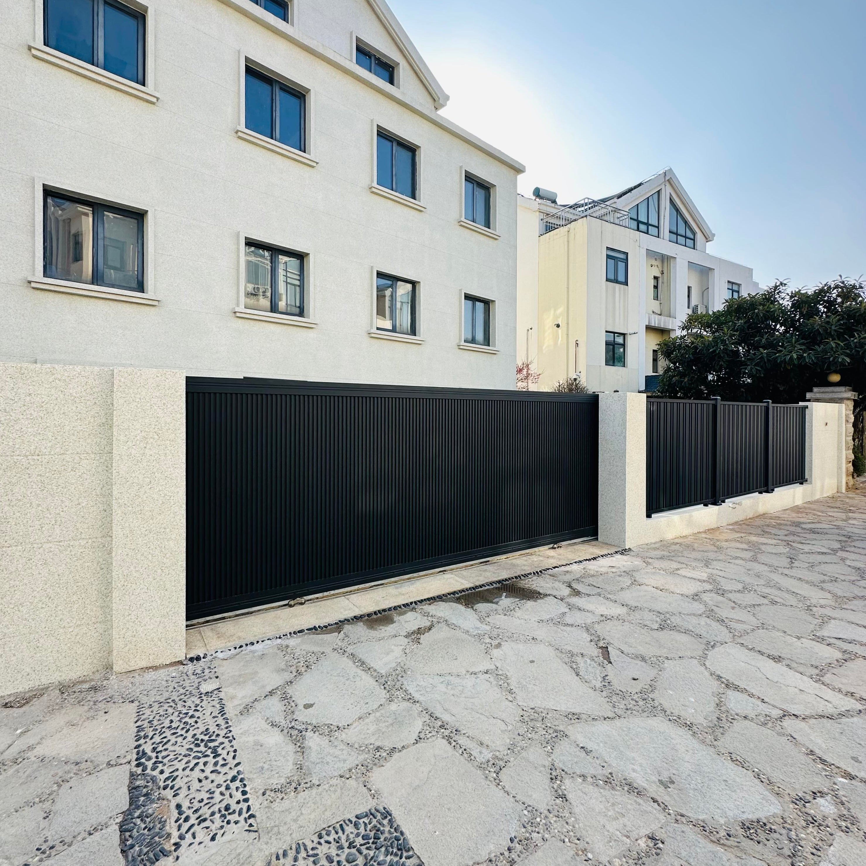 Waterproof Sunproof Aluminum Vertical Slat Fence for Villa Backyard Safety Rail Long Life