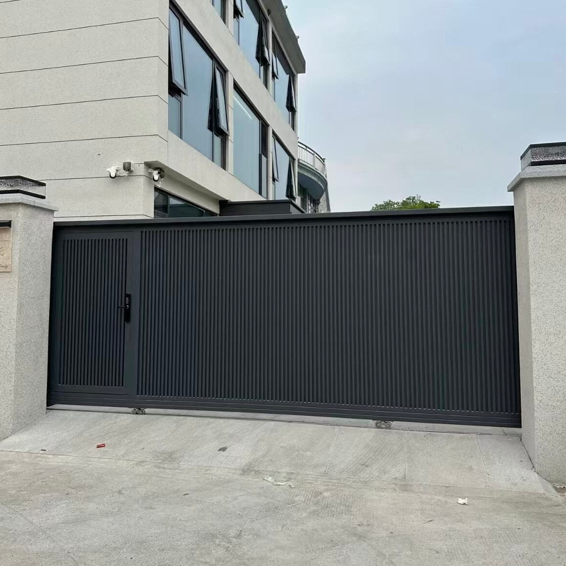 Aluminum Alloy Electric Sliding Gate with Track Rollers and Built-in Walk Door for Villa Courtyard Automatic Remote Control