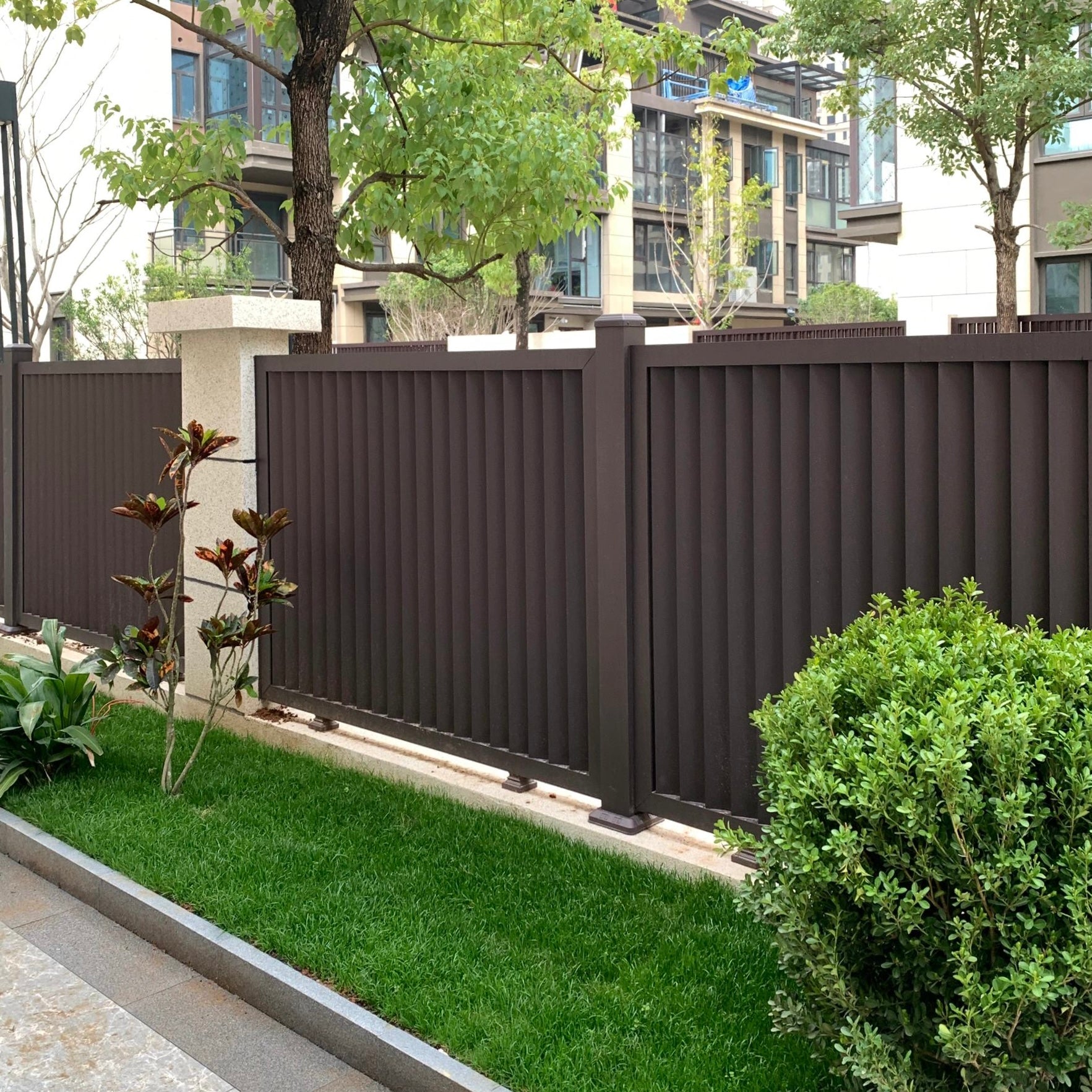 Simple Assembly Anti-Rust Aluminum Vertical Slat Fence for Villa Garden