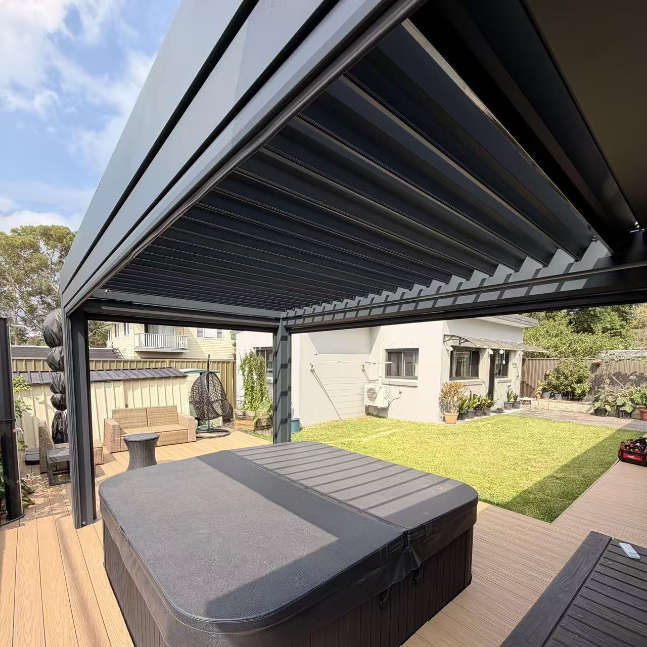 Custom Aluminium Alloy Electric Pergola Corrosion-resistant Durable Adjustable Louvered Roof With LED Light Outdoor Courtyard
